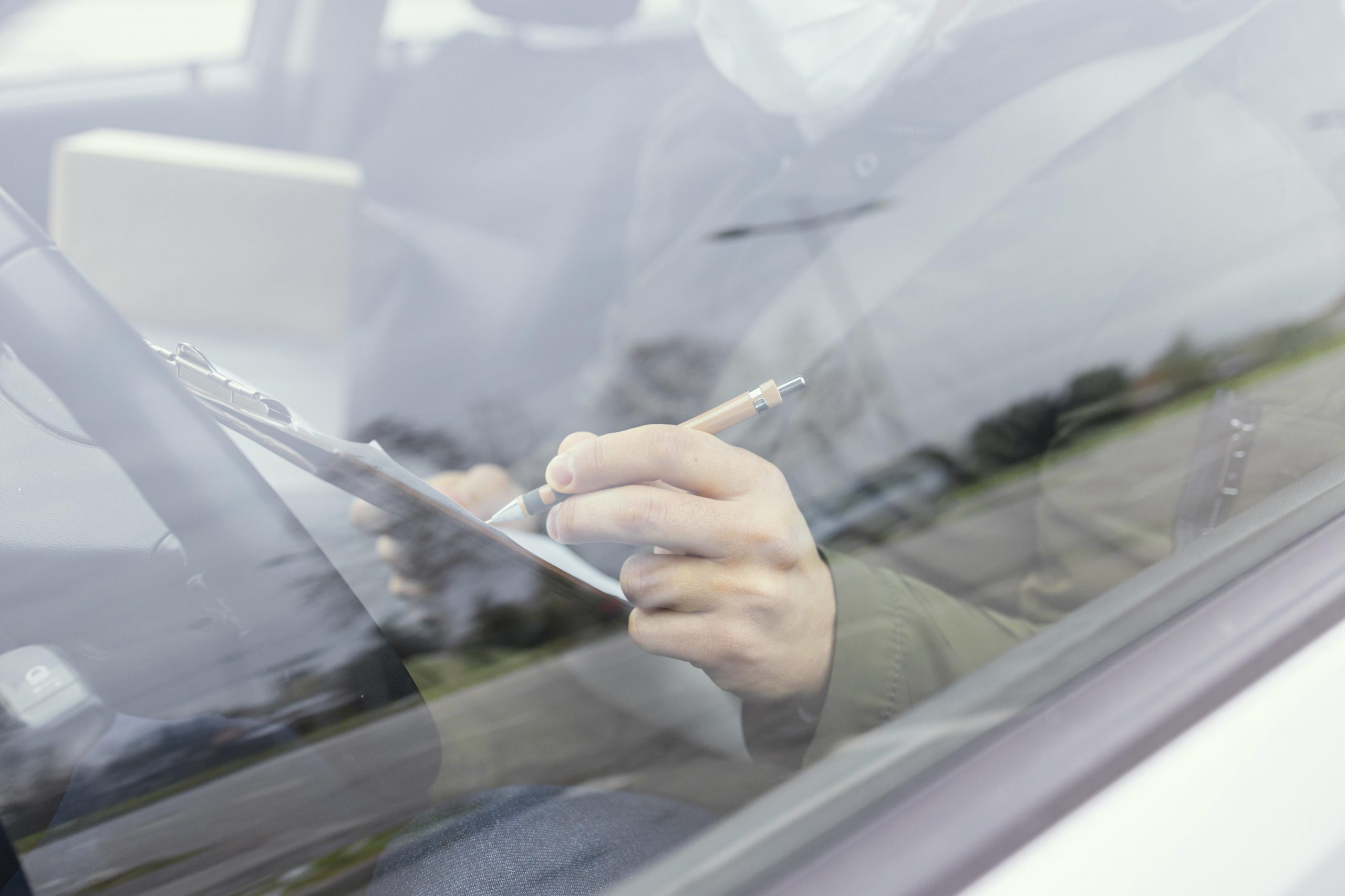 Décryptage des codes inscrits sur les vitres des véhicules automobiles