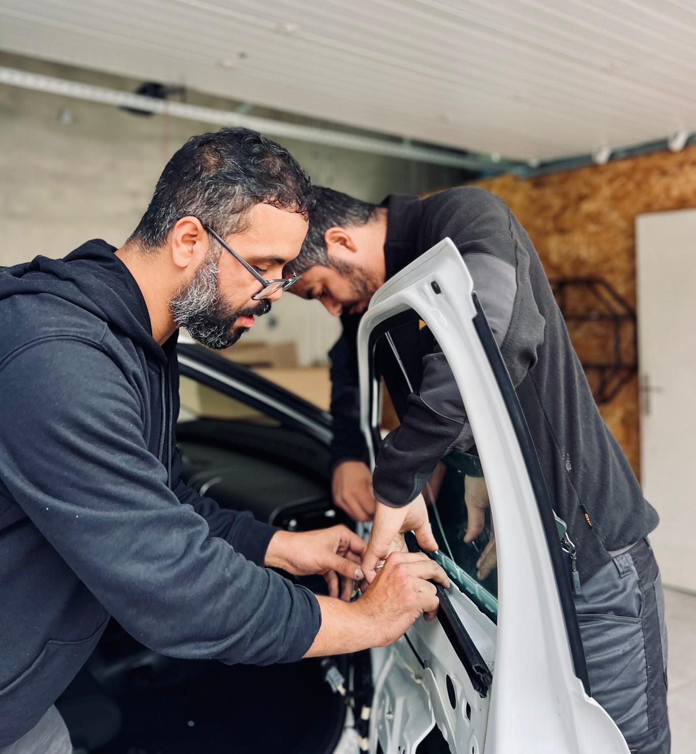 Remplacement vitre latérale en cas de bris ou d’effraction.