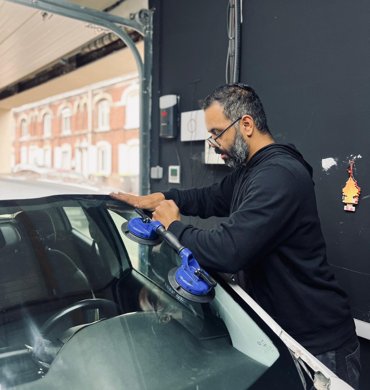 Remplacement de pare-brise pour tous types de véhicules.